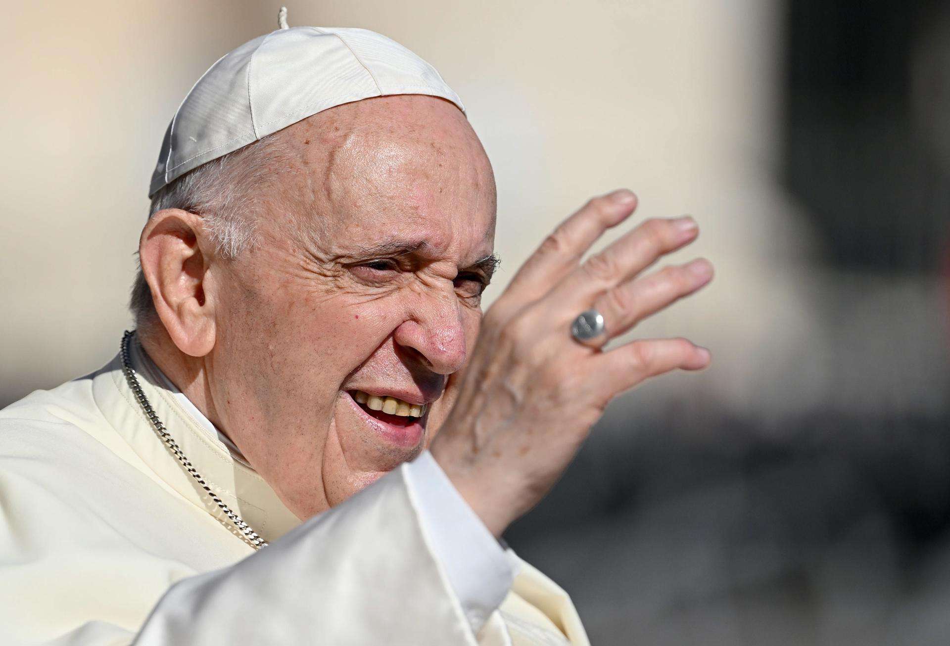 El papa insiste en que "no se bendice la unión homosexual" sino simplemente a las personas