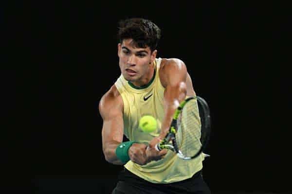 El español Carlos Alcaraz celebra su victoria ante el francés Richard Gasquet, en la primera ronda del Abierto de tenis de Australia. EFE/EPA/LUKAS COCH AUSTRALIA AND NEW ZEALAND OUT