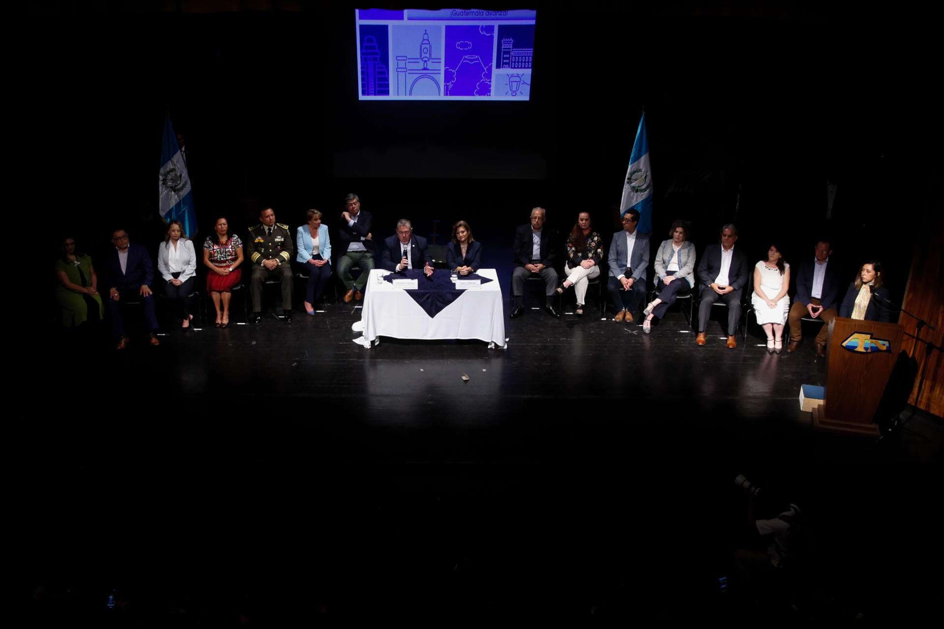 El presidente electo de Guatemala nombra siete hombres y siete mujeres para su gabinete