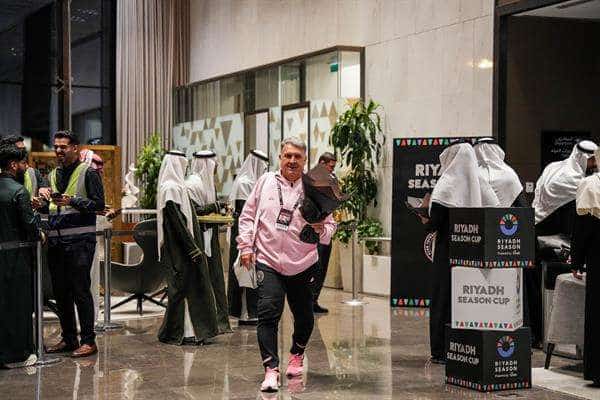 Fotografía cedida por el Inter Miami de Gerardo Martino, entrenador de Inter Miami, llegando a Riad (Arabia Saudí). EFE/ Inter Miami
