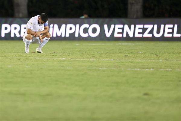 Cesar Araújo de Uruguay reacciona al perder ante Chile hoy, en un partido del Torneo Preolímpico Sudamericano Sub-23 en el estadio Polideportivo Misael Delgado, en Valencia (Venezuela). EFE/Miguel Gutiérrez