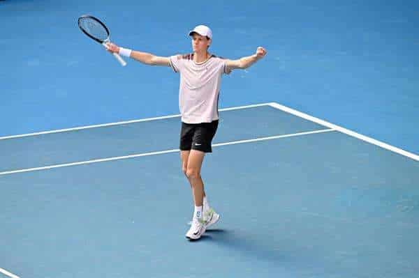 El italiano Jannik Sinner celebra el punto de partido durante su victoria en la semifinal masculina contra el serbio Novak Djokovic en el Abierto de Australia 2024 en Melbourne Park en Melbourne. EFE/EPA/JAMES ROSS