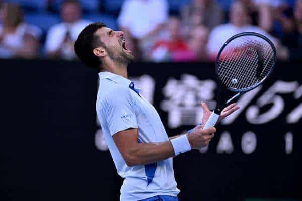 El serbio Novak Djokovic, durante su partido de cuartos de final del Abierto de Australia ante el estadounidense Taylor Fritz. EFE/EPA/LUKAS COCH AUSTRALIA AND NEW ZEALAND OUT