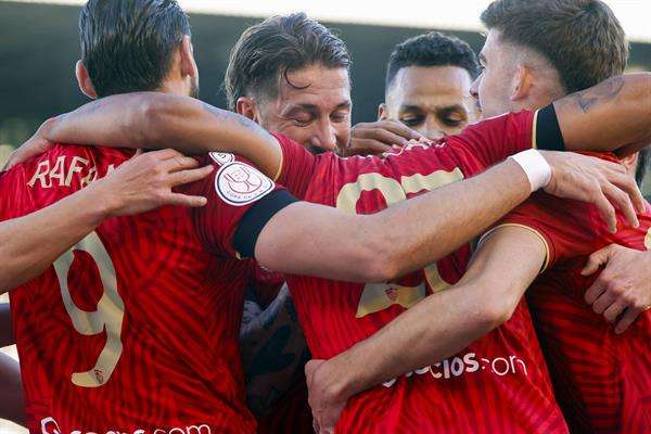 El defensa brasileño del Sevilla Marcão (c) celebra con sus compañeros tras marca el 0-1 durante el partido de dieciseisavos de final de la Copa del Rey entre el Racing de Ferrol y el Sevilla celebrado en el estadio de A Malata en Ferrol (Galicia). EFE/ Kiko Delgado