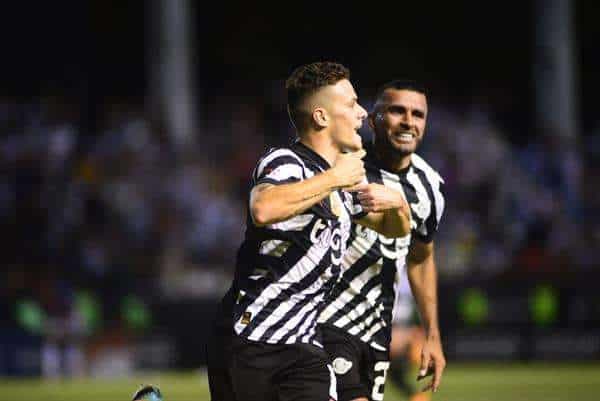 Cerro Porteño se situó este jueves al frente del Torneo Apertura de Paraguay, después de golear por 1-4 en su visita al Sportivo Ameliano, en el cierre de la segunda fecha del campeonato local. El Ciclón de Barrio Obrero marcó la pauta desde la etapa inicial del compromiso, en virtud de un gol que marcó con un disparo desde fuera del área el centrocampista Robert Piris da Motta (m.6). El argentino Juan Manuel Iturbe anotó el segundo tanto para Cerro Porteño al minuto 62; mientras que el colombiano Rafael Carrascal amplió la ventaja cinco minutos después. El paraguayo Fernando Fabián Fernández fue el encargado de firmar la victoria Azulgrana con la cuarta anotación para el visitante, al minuto 83. Por el conjunto de la V Azulada anotó Aldo Maíz (m.11). Ese tanto supuso la paridad, al menos durante la primera parte del cotejo. Las acciones mantuvieron un ritmo parejo hasta entrado el último tramo del partido, cuando Cerro Porteño imprimió presión y consiguió desarmar el ataque de un Ameliano que fue perdiendo presencia en el terreno a medida que se engrosaba el marcador en contra. La hinchada, que ocupó gran parte del estadio Luis Alfonso Giagni, de la ciudad de Villa Elisa (vecina a Asunción), respondió con cánticos y el redoble de tambores las acciones en el campo de juego. Con la victoria, Cerro Porteño sumó seis puntos en la tabla y se apropió del primer puesto en la clasificación. En segundo lugar, con cuatro enteros, se ubicó General Caballero JLM. El equipo de la localidad Doctor Juan León Mallorquín se quedó el martes con un provechoso empate 2-2 en su visita al Nacional. A su turno, Libertad, que conquistó las estrellas del Apertura y del Clausura el año pasado, venció por 2-1 al Sportivo Luqueño. El choque, disputado este miércoles, ha estado salpicado por una polémica a raíz de una presunta mano en el área del experimentado jugador Óscar 'Tacuara' Cardozo que terminó en un gol para Libertad. Le sigue en la clasificación Olimpia, también con 4 enteros. El Decano superó por 0-1 en su visita, el martes, al Tacuary. Por su parte, Sol de América y Guaraní empataron 2-2 este miércoles, mientras que a primera hora del jueves el 2 de Mayo derrotó por 2-1 a Sportivo Trinidense.