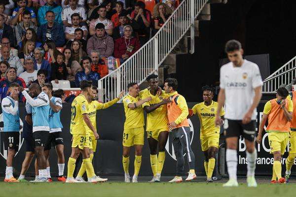 Los jugadores del Villarreal celebran un gol durante un partido contra el Valencia disputado en el estadio de Mestalla. EFE/ Manuel Bruque/Archivo
