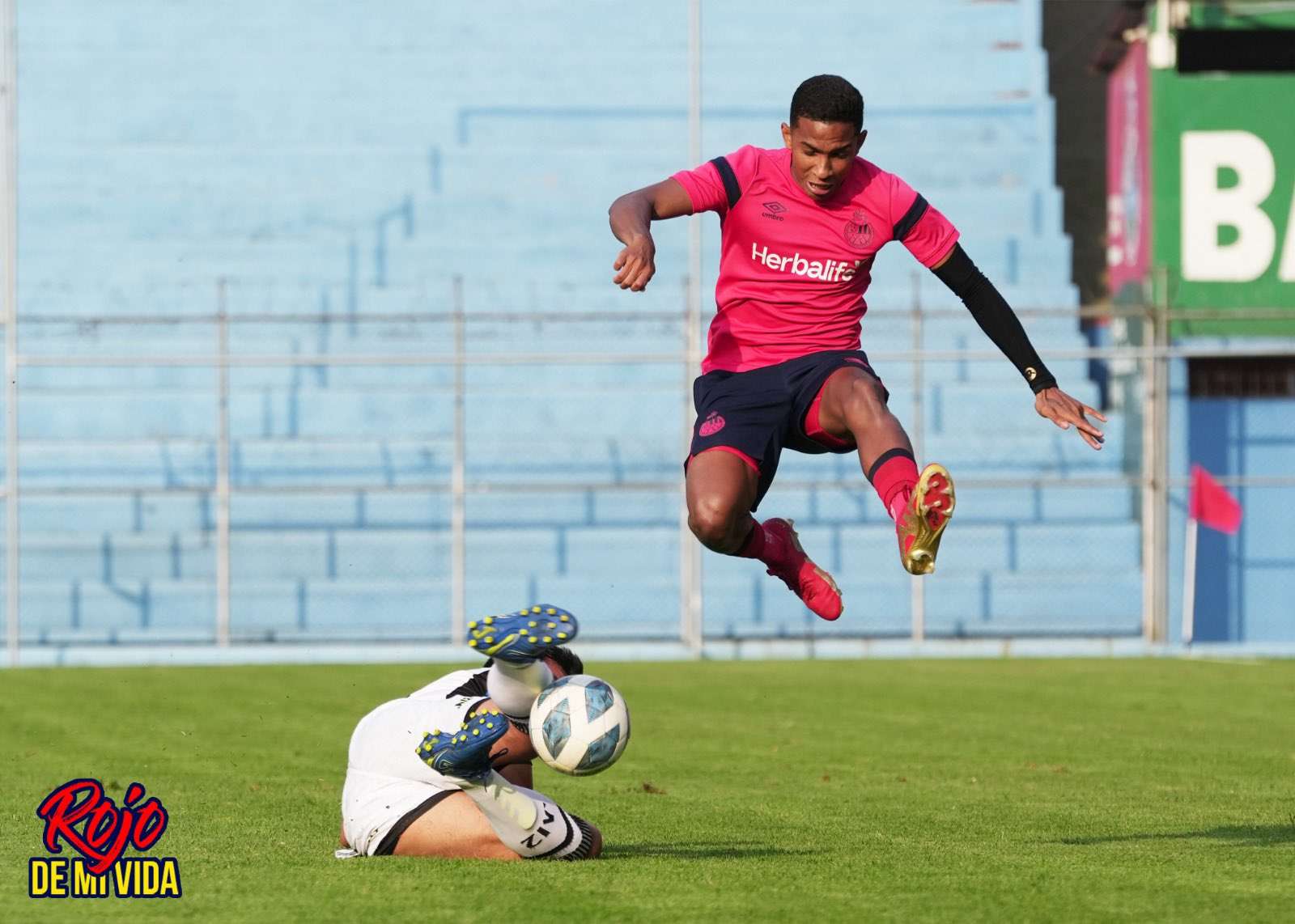 Figo Montaño jugador de Municipal en partido amistoso ante Mixco, previo al Clausura 2024 en la Liga Nacional