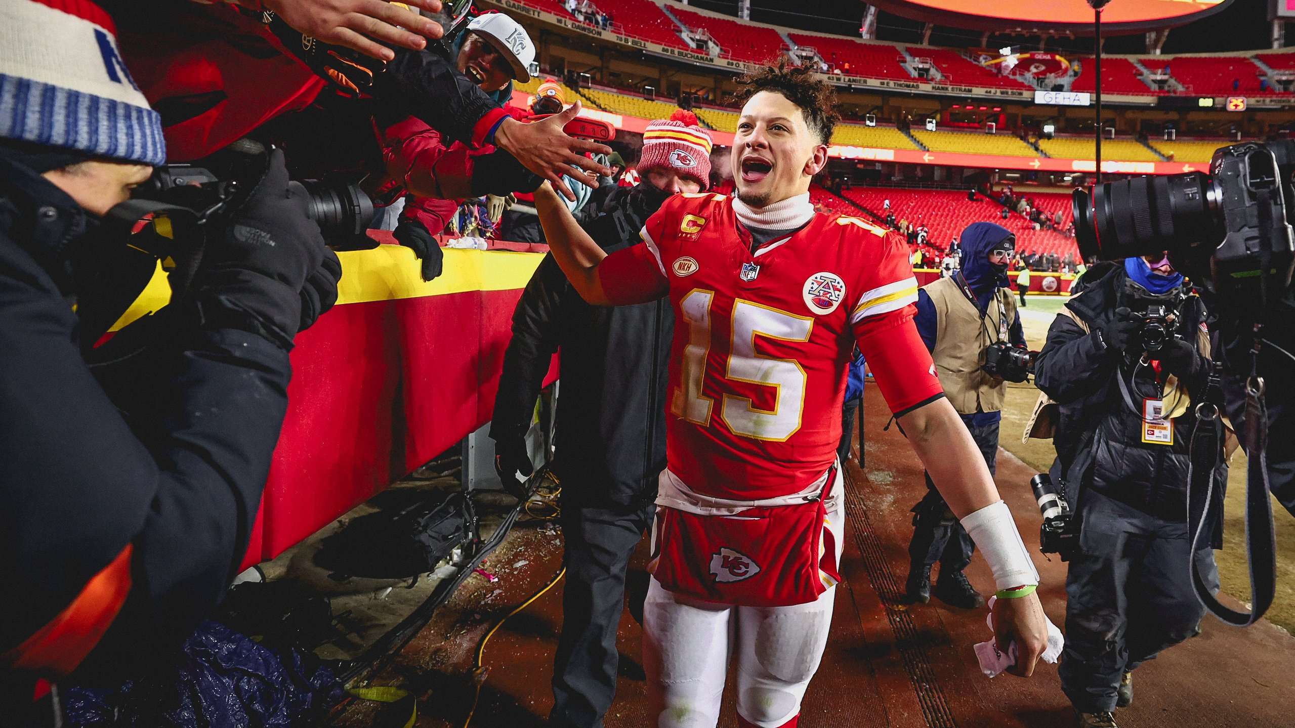 Los campeones Kansas City Chiefs mantuvieron su paso en busca del nuevo título al eliminar por 26-7 a los Miami Dolphins de la ronda divisional de la NFL que se jugará el próximo fin de semana.