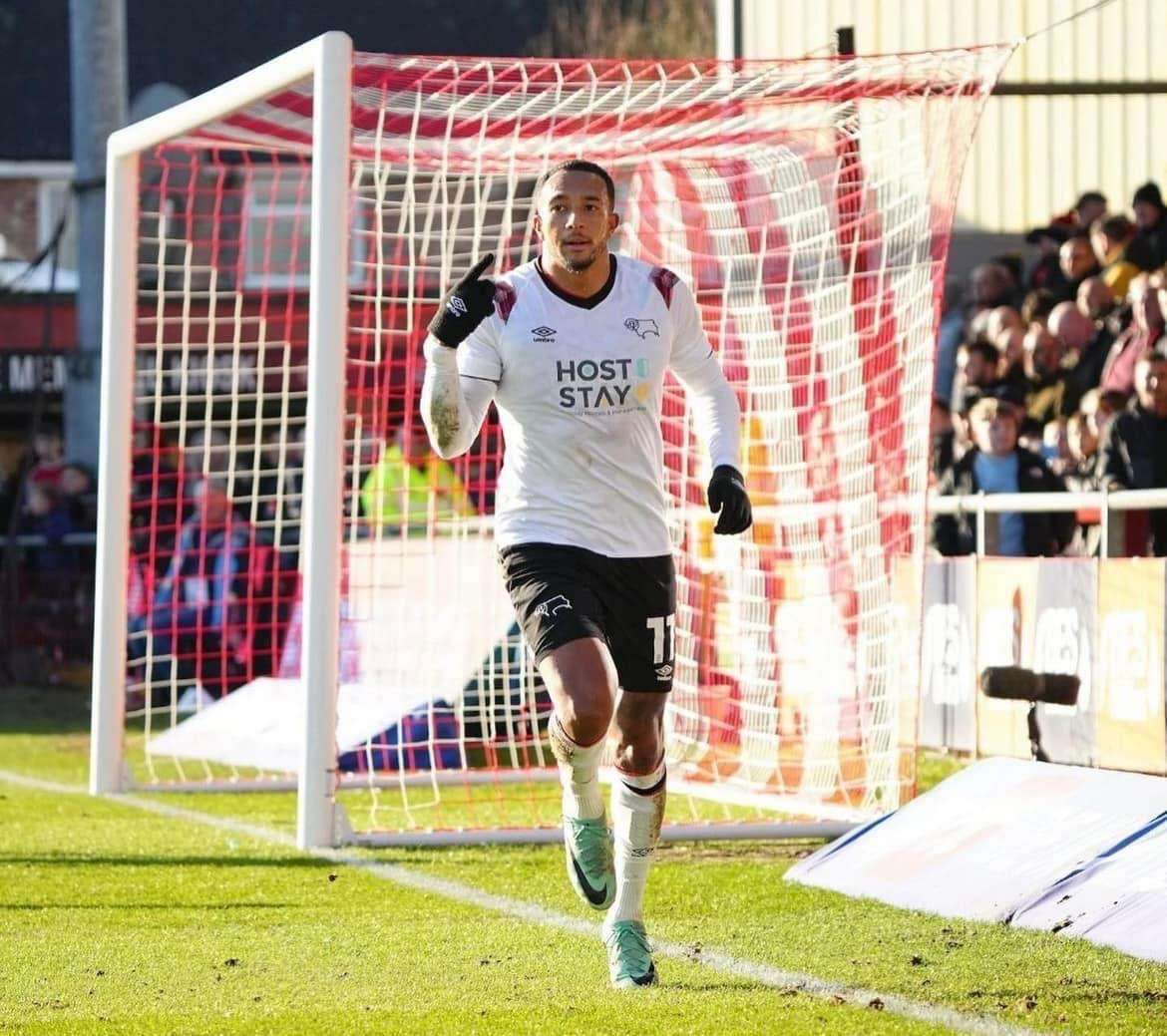 Nathaniel Mendez-Lain y el Derby Conty siguen con buen paso en la League One (Tercera División) en Inglaterra al remontar y vencer 2-1 al Cheltenham este sábado.