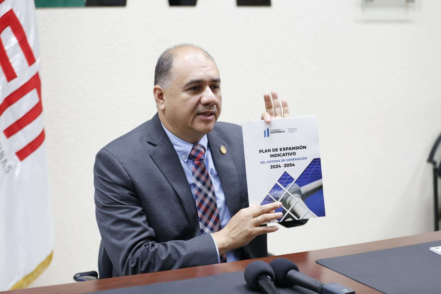 ¿Cuáles son los planes de generación y transporte de energía eléctrica que presentó el MEM?