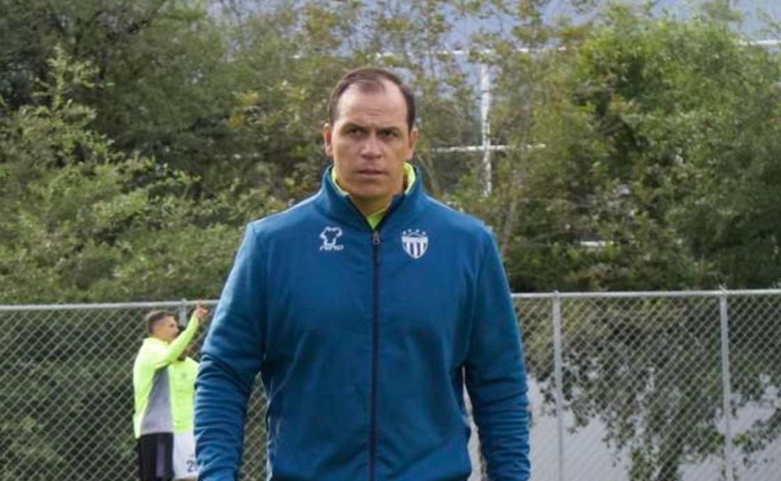 Dwight Pezzarossi entrenador de Antigua GFC