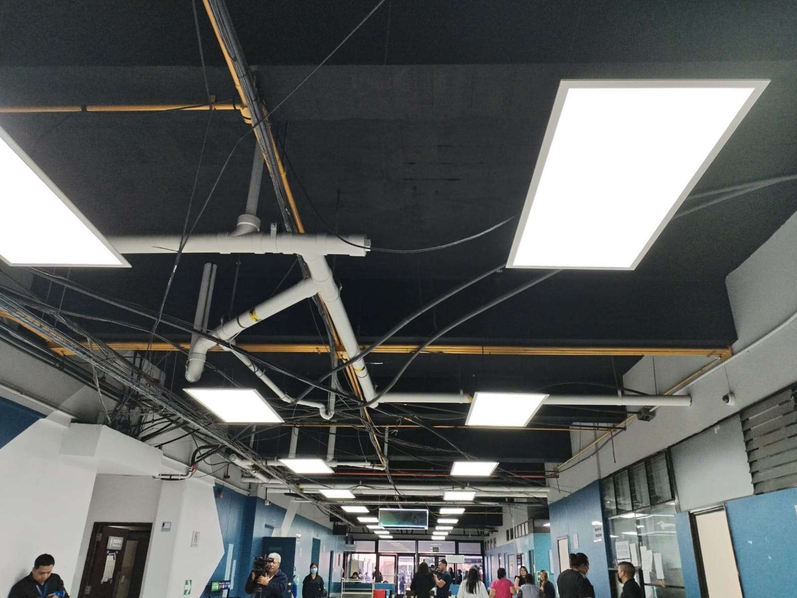 ¿Cuánto fue el costo de la reinstalación de la energía eléctrica en el Hospital San Juan de Dios incluyendo todos los trabajdo?