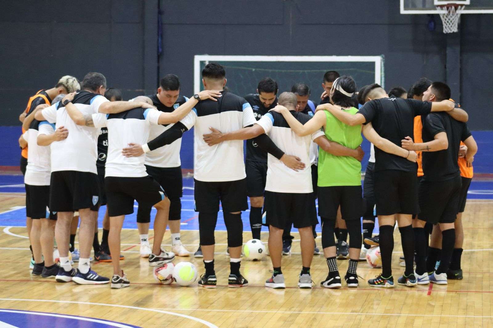 La Selección Futsal mayor de Guatemala realizó su primer entrenamiento en las   instalaciones del Polideportivo Club Nacional de Football en Montevideo, previo a sus primeros amistosos del 2024.