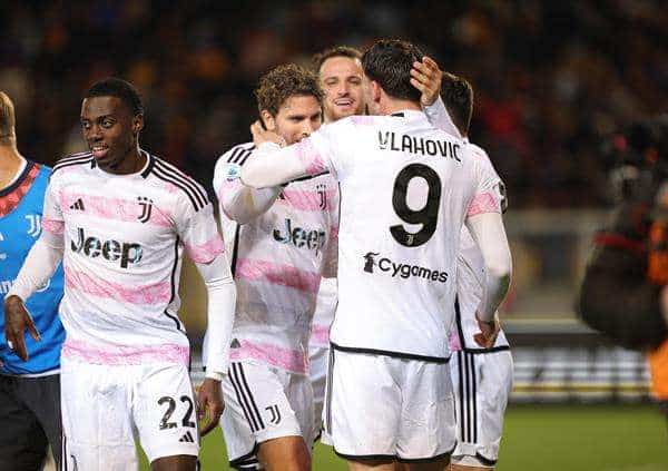 El delantero serbio del FC Juventus Dusan Vlahovic celebra su gol al US Lecce en Lecce, Italia. EFE/EPA/ABBONDANZA SCURO LEZZI