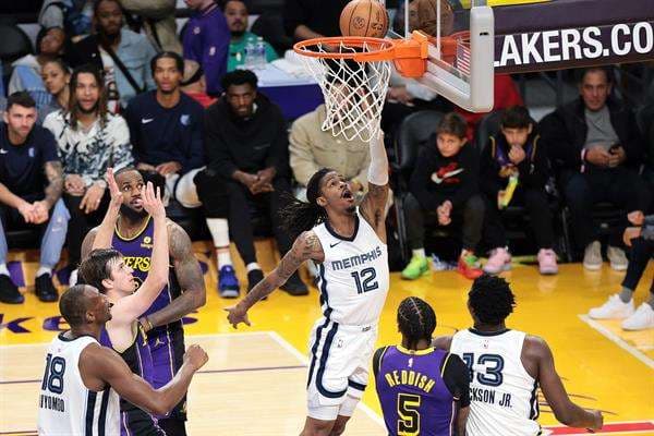 El base de Memphis Grizzlies Ja Morant anota una canasta durante el encuentro que enfrentó a su equipo contra Los Angeles Lakers. EFE/EPA/ALLISON DINNER SHUTTERSTOCK OUT