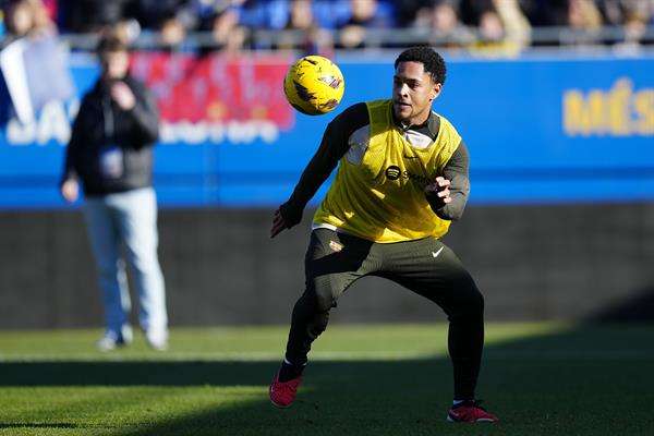 El delantero brasileño Vitor Roque, refuerzo del mercado de invierno para el Barcelona, durante un entrenamiento con la primera plantilla azulgrana. EFE/ Enric Fontcuberta.