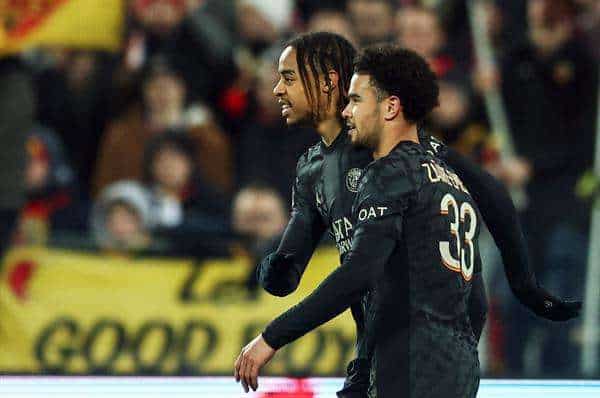 Bradley Barcola (I), jugador del PSG, celebra con su compañero Warren Zaire-Emery celebran un gol durante el partido que han jugado Lens FC y Paris Saint Germain (PSG) en Lens, Francia. EFE/EPA/Mohammed Badra