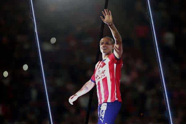 El delantero Javier 'Chicharito' Hernández saluda al público durante su presentación como nuevo refuerzo del Club Guadalajara para el torneo Clausura 2024 de la Liga MX hoy, en el estadio Akron, de la ciudad de Guadalajara (México). EFE/Francisco Guasco