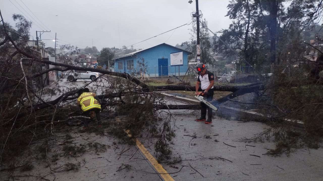 bomberos voluntarios en coban