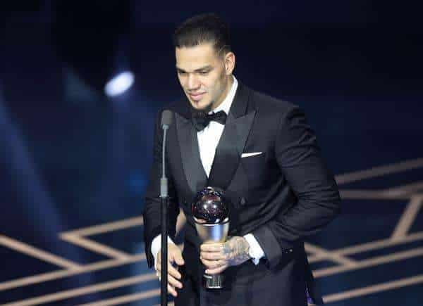 Ederson Moraes, portero del Manchester City, ha sido elegido mejor portero del año en los premios The Best, por delante de Thibaut Courtois, del Real Madrid, y Yassine Bounou, del Al Hilal.