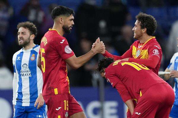 El centrocampista del Getafe Luis Milla (d) celebra su gol, primero del equipo ante el RCD Espanyol, durante el partido de dieciseisavos de final de la Copa del Rey entre el RCD Espanyol y el Getafe CF, en el Stage Front Stadium de Cornellà de Llobregat (Barcelona). EFE/ Alejandro García