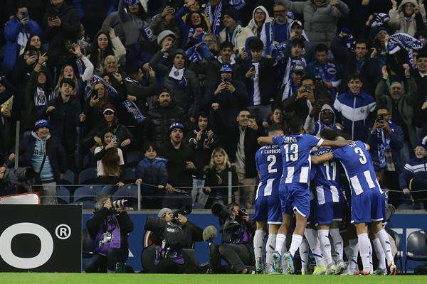 Los juagdores Oporto celebran un gol.. EFE/EPA/MANUEL FERNANDO ARAÚJO