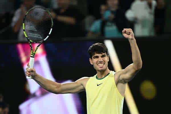 El español Carlos Alcaraz celebra su victoria ante el serbio Miomir Kecmanovic durante los octavos de final del Abierto de Australia. (Tenis, España) EFE/EPA/JOEL CARRETT AUSTRALIA AND NEW ZEALAND OUT