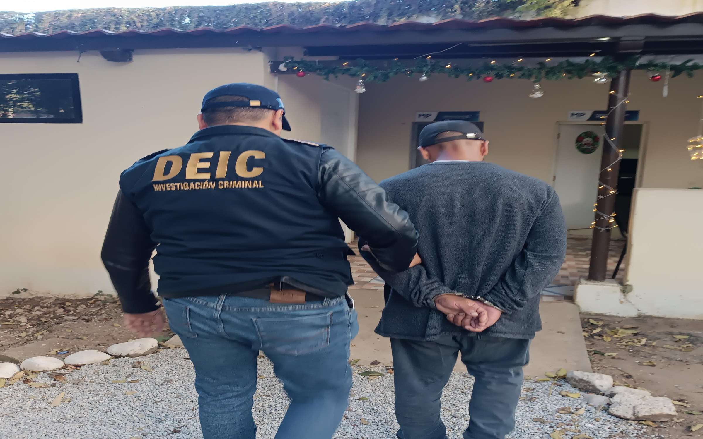 Captura al padrastro del niño atado en mixco