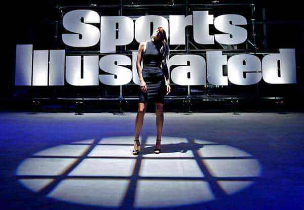Durante décadas, Sports Illustrated fue una revista de referencia en el mundo del deporte, llegando a reunir tres millones de suscriptores. En la imagen un registro de archivo de la modelo Tori Praver, quien fue portada de una de los números frente a un logo de publicación, en Nueva York (NY, EE.UU.). EFE/Peter Foley