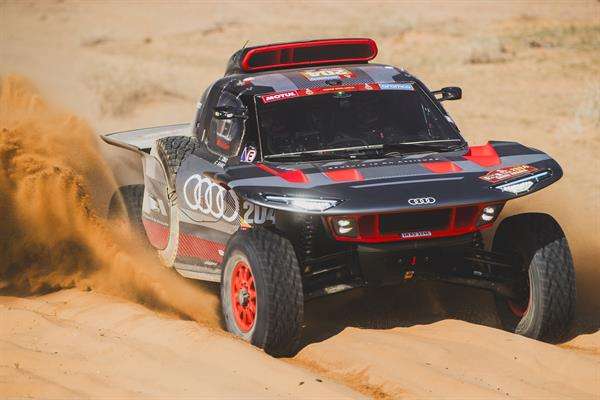 Los pilotos españoles Carlos Sainz y Cruz Lucas del equipo Audi Sport participan en el Dakar, este sábado, en Alula (Arabia Saudí). EFE/ Flavien Duhamel Www.redbullmediahouse.com