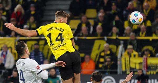 El delantero del Dortmund Niclas Fuellkrug (amarillo) marca el 2-1 durante el partido de la Bundesliga que han jugado Borussia Dortmund y VfL Bochum en Dortmund, Alemania. EFE/EPA/FRIEDEMANN VOGEL