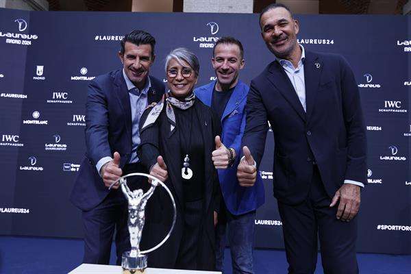 Los exfutbolistas Alessandro Del Piero (2d) Luis Figo (i) y Ruud Gullit (d) y la campeona olímpica en 400 metros vallas en Los Ángeles 1984 y miembro del COI y de la Academia Laureus, Nawal El Moutawakel (2i) durante el acto en el que se han dado a conocer los nominados a los Premios Laureus, este lunes en la Real Casa de Correos de Madrid. EFE/ Fernando Alvarado