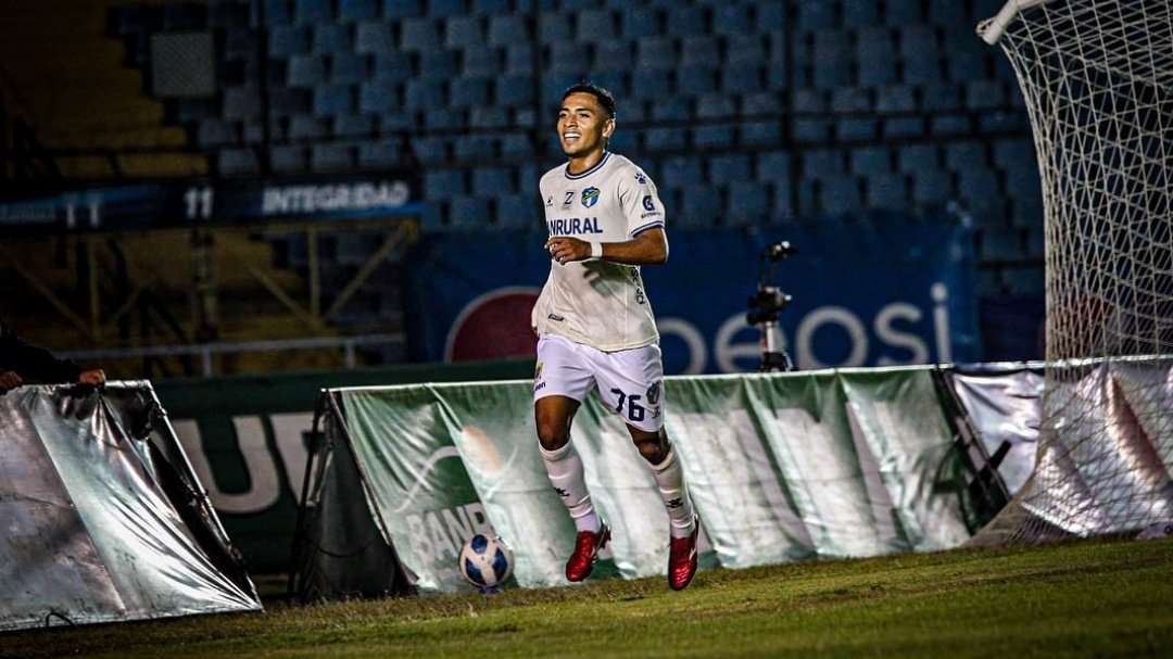 Óscar Mejía podría volver a las canchas con Comunicaciones en un corto plazo, tras varios meses lesionado