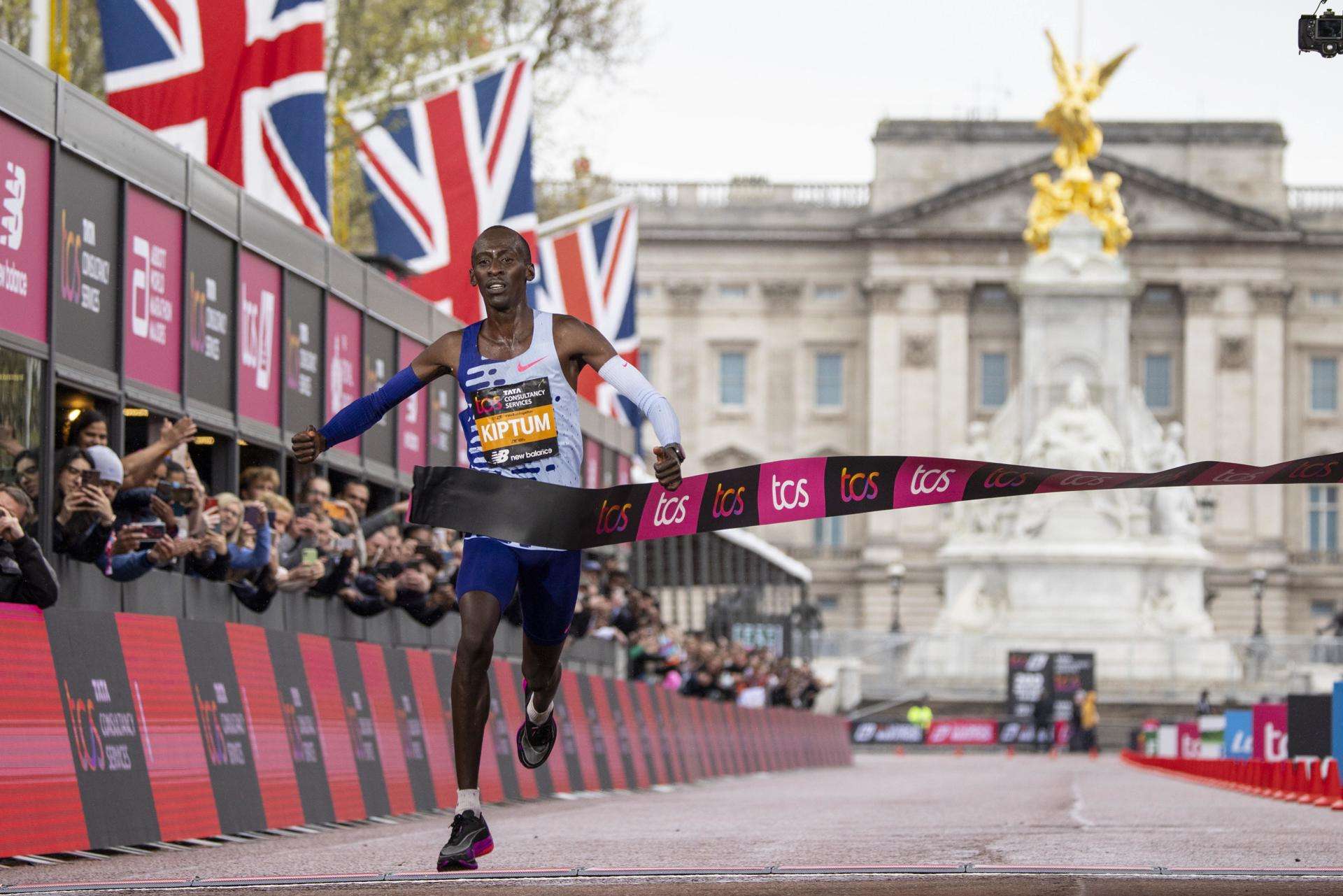 El padre del atleta keniano Kelvin Kiptum pide una investigación sobre su muerte