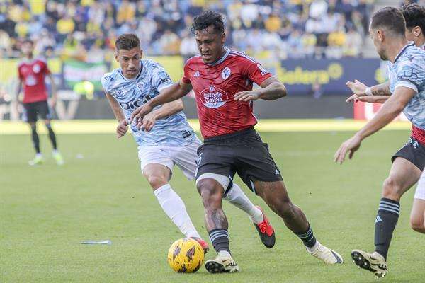 El centrocampista del RC Celta Renato Tapia (c) se enfrenta a Raúl Alcaraz, del Cádiz CF, durante su partido del pasado domingo en el estadio Nuevo Mirandilla de Cádiz. EFE/Román Ríos