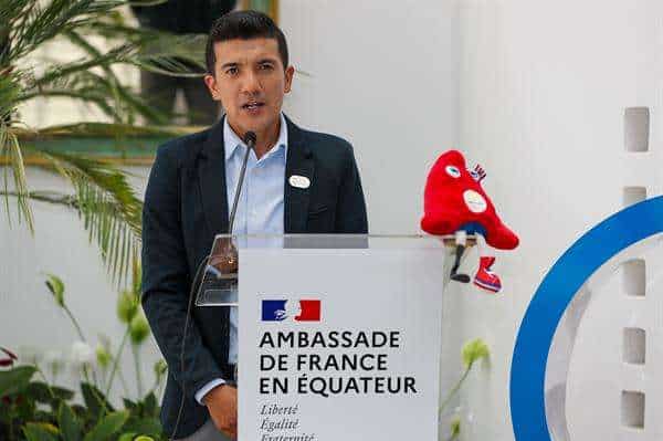 El campeón olímpico de ciclismo de ruta Richard Carapaz habla en una rueda de prensa este jueves, en Quito (Ecuador). EFE/José Jácome