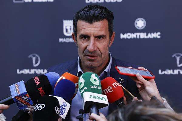 El exfutbolista Luis Figo atiende a la prensa durante el acto en el que se han dado a conocer los nominados a los Premios Laureus, este lunes en la Real Casa de Correos de Madrid. EFE/ Fernando Alvarado