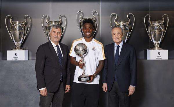 Vinícius Junior recibió de manos del presidente de la Agencia EFE, Miguel Ángel Oliver, y con la presencia de Florentino Pérez, presidente del Real Madrid, el XXXIV Trofeo EFE que le acredita como mejor jugador iberoamericano del año 2023.