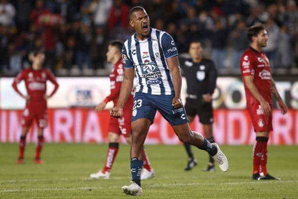 Salomón Rondón de Pachuca festeja su segundo gol antes Atlas hoy, durante el encuentro de la jornada 4 del torneo Clausura 2024 de la Liga MX, disputado en el estadio Hidalgo de la ciudad de Pachuca (México). EFE/ David Martínez Pelcastre