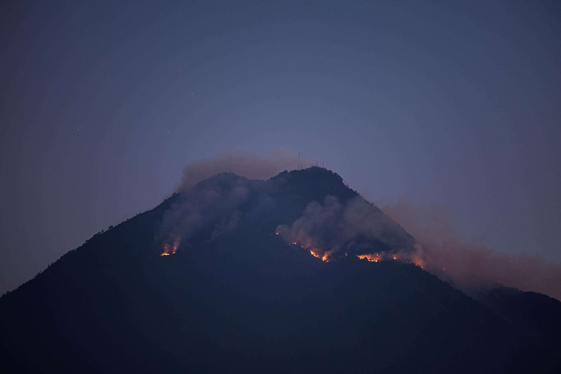 Guatemala ha sofocado un 30 % del incendio en el volcán de Agua