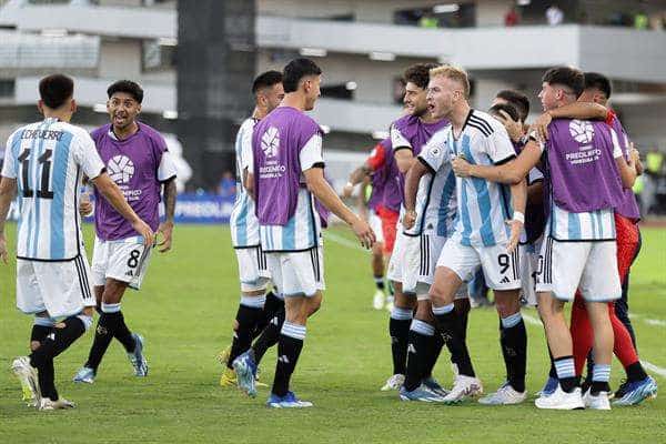 Jugadores de Argentina celebran al vencer a Brasil hoy, en un partido del Torneo Preolímpico Sudamericano Sub-23 en el estadio Nacional Brígido Iriarte en Caracas (Venezuela). EFE/ Rayner Peña R.