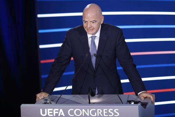 El presidente de la FIFA, Gianni Infantino, durante su discurso en el 48 Congreso Ordinario de la UEFA que se celebra en París. EFE/EPA/YOAN VALAT