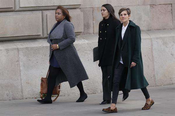 La abogada de Dani Alves, Inés Guardiola (d), a su llegada a la Audiencia de Barcelona donde Alves ha sido citado este jueves para comunicarle la sentencia del juicio por agresión sexual que celebró contra él hace dos semanas, acusado de violar a una joven en el baño de una discoteca, por lo que afronta hasta 12 años de cárcel. EFE/Alejandro García