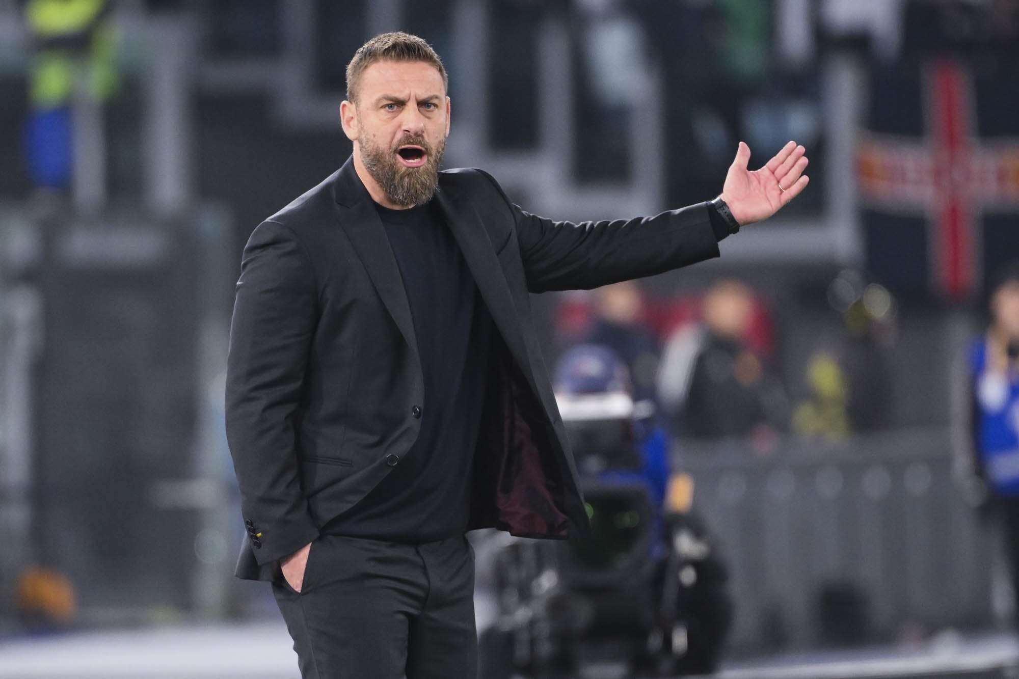 Daniele De Rossi en el banquillo la Roma supera poco a poco la repentina e inesperada marcha del luso José Mourinho, alargó este lunes su pleno de victorias y aprieta por los puestos de Liga de Campeones después de desnudar a un Cagliari (4-0) que se mantiene en la pelea por evitar el descenso.