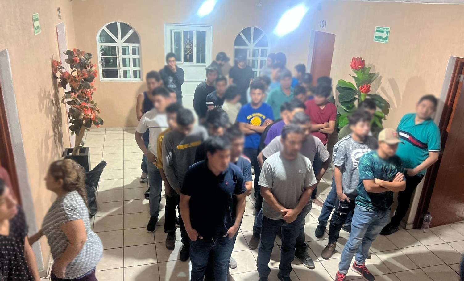 Autoridades mexicanas localizan a 56 migrantes guatemaltecos dentro de un hotel