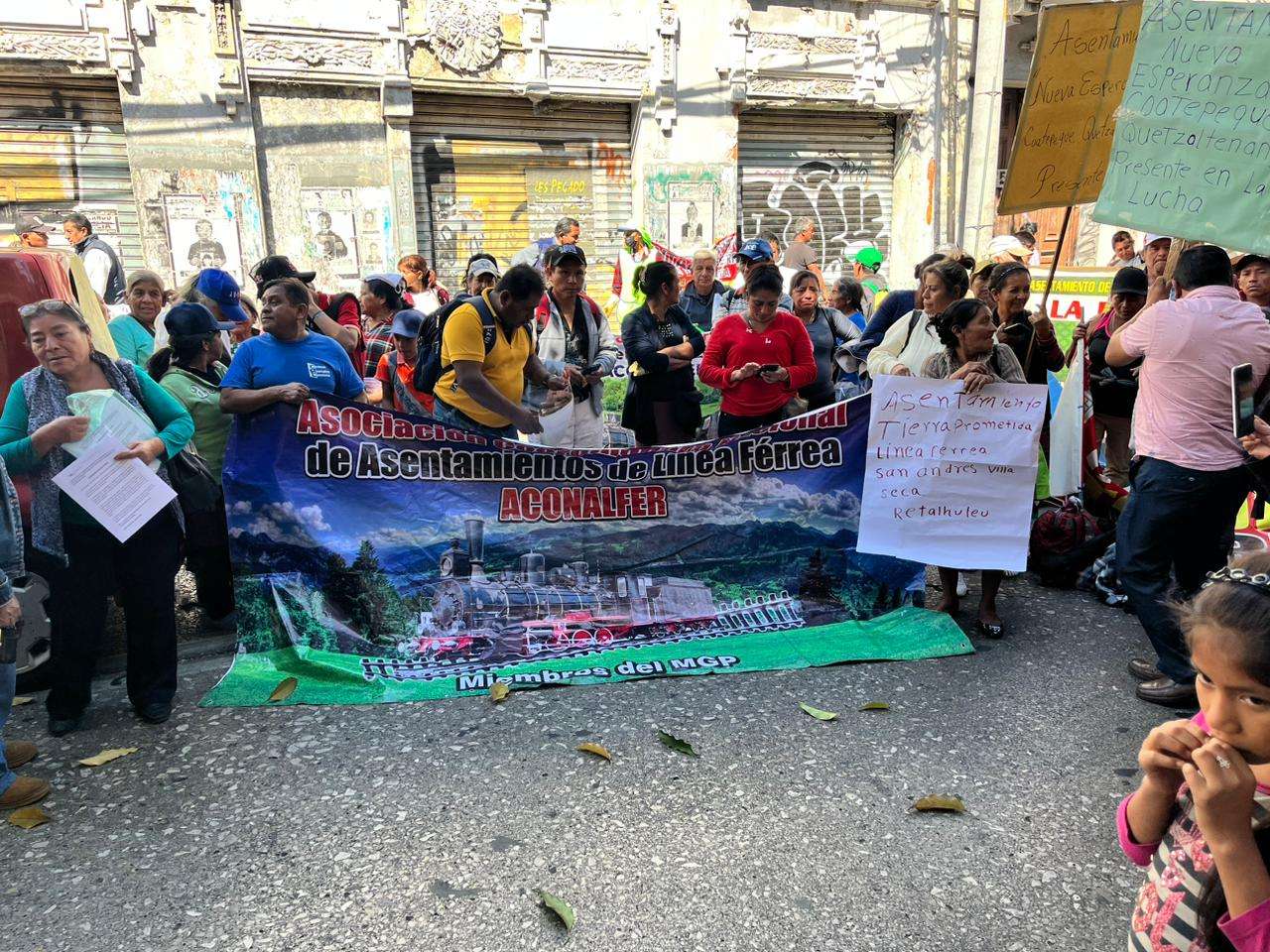 ¿Por qué hay manifestantes afuera del Congreso y qué es lo que solicitan?