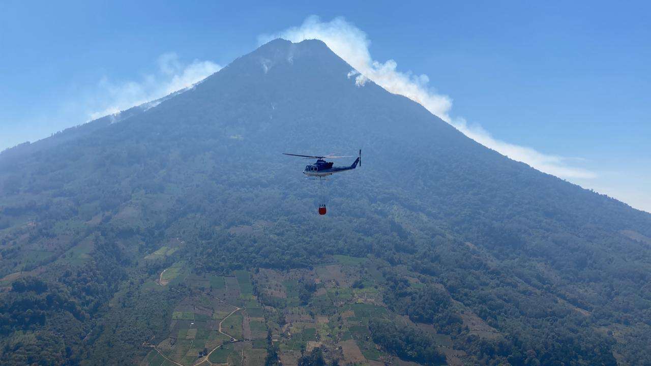 EN VIDEO | Así operan las aeronaves para controlar el incendio en el Volcán de Agua?