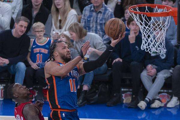 NBA. Jalen Brunson (d) de Knicks, en una fotografía de archivo. EFE/ Angel Colmenares