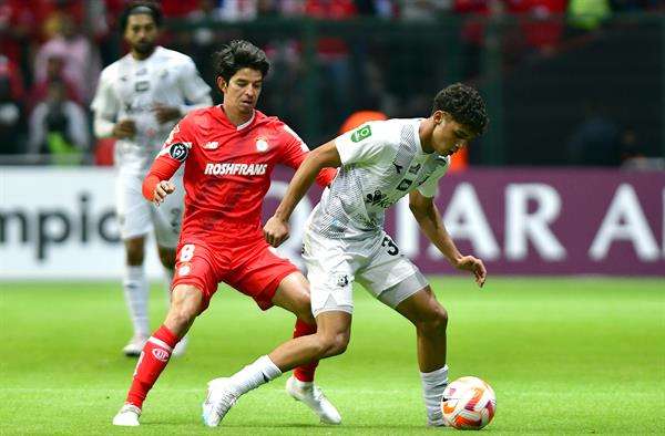 Andy Rojas (d) del Herediano de Costa Rica disputa un balón con Carlos Orrantía del Toluca de México este jueves, durante un juego de la primera fase de la Liga de Campeones de la Concacaf, en el estadio Nemesio Diez de la ciudad de Toluca (México). EFE/ Víctor Cruz