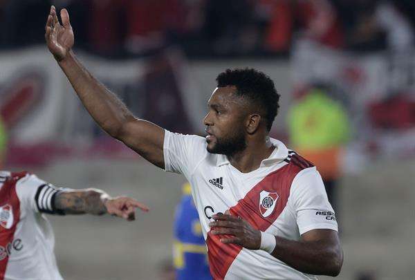 Fotografía de archivo en la que se registró una de las celebraciones del delantero colombiano Miguel Borja, con el River Plate de Argentina. Borja anotó tres goles en el triunfo de su equipo 5-0 sobre Vélez Sarsfield. EFE/Juan Ignacio Roncoroni